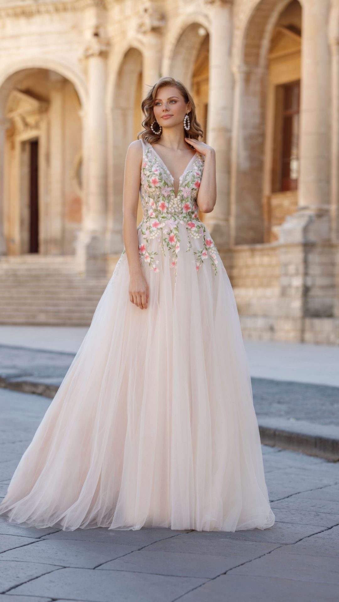 blush kleur trouwjurk met gekleurde bloemen